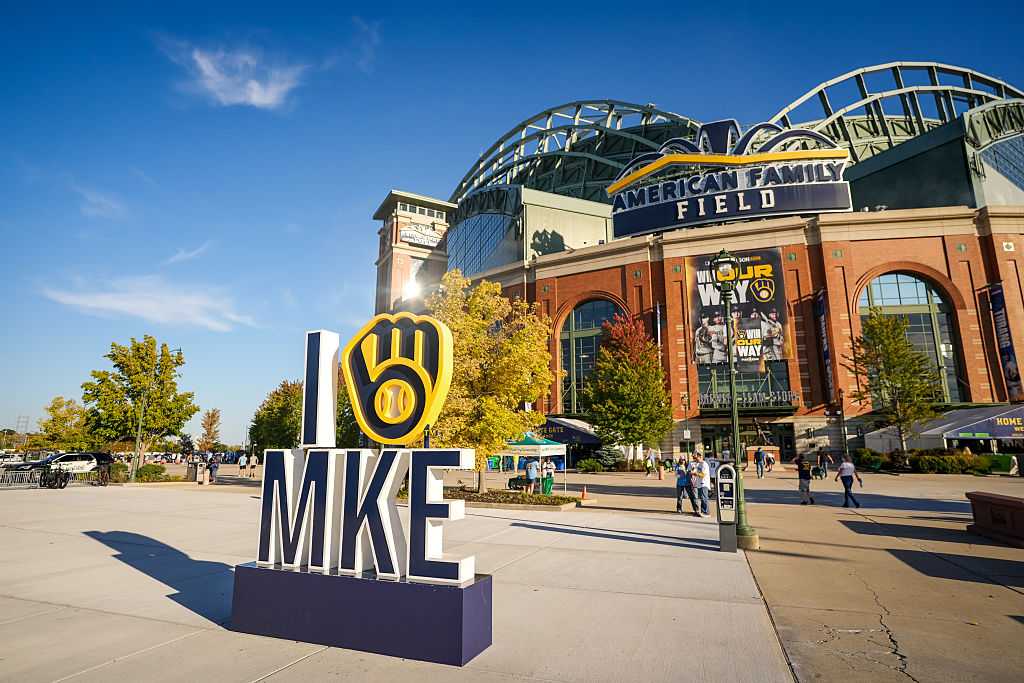 Brewers win World Series: Milwaukee-area businesses offer free food and drinks — WISN 12 Milwaukee